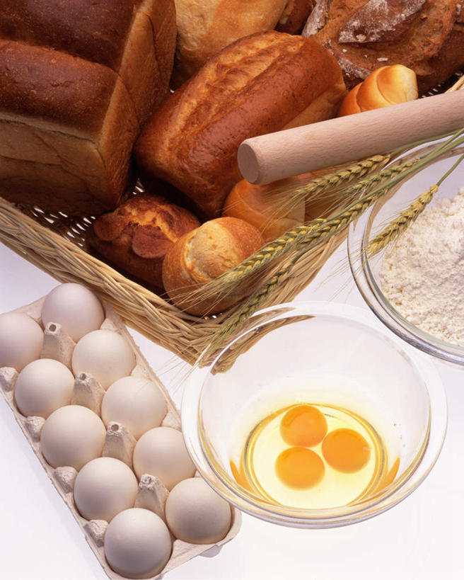 点心,面包,无人,交叉,竖图,俯视,室内,特写,白天,白色背景,桌面,桌子,竹子,餐具,一堆,一根,一排,阴影,堆叠,堆积,竹制,整齐,编织,反射,木制,碟子,粉末,擀面杖,篮子,盘,影子,蛋,鸡蛋,面粉,食品,面点,褐色,食物,糕点,排列,三个,一个,黄色,白色,盘子,木制品,竹篮,碟,粉,摄影,影棚,单个,竹条,堆,交织,竹制品,淡黄,队列,卵,粉状,穿插,彩图,高角度拍摄,影棚拍摄,拍摄