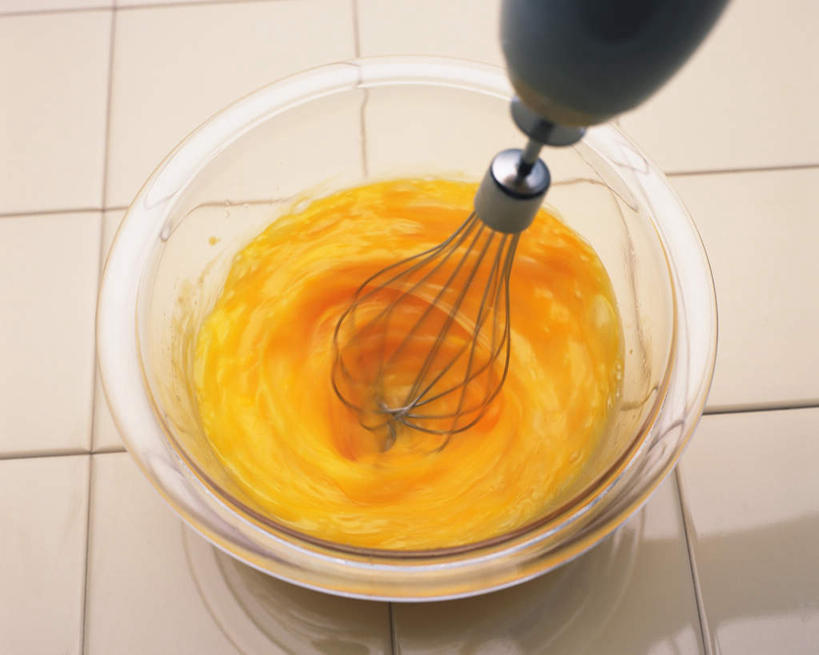 无人,横图,俯视,室内,特写,白天,烹饪,餐具,厨具,金属制品,一排,许多,握,阴影,整齐,透明,反射,金属,瓷砖,地砖,碟子,方格,盘,液体,影子,蛋,蛋黄,鸡蛋,地面,拿,拿着,排列,一个,黄色,盘子,打蛋器,碟,搅拌器,搅拌,握着,单个,队列,烹饪用具,卵,手动打蛋器,烹调用具,烹调,彩图,高角度拍摄