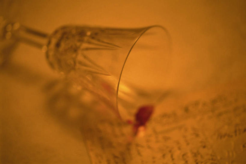 无人,横图,俯视,室内,特写,白天,桌面,桌子,报纸,杯子,一张,倒翻,阴影,黄色背景,朦胧,模糊,反射,信息,木制,高脚杯,影子,红酒杯,玻璃制品,一个,酒杯,木制品,单个,新闻,溢出,玻璃杯,彩图,高角度拍摄,报刊