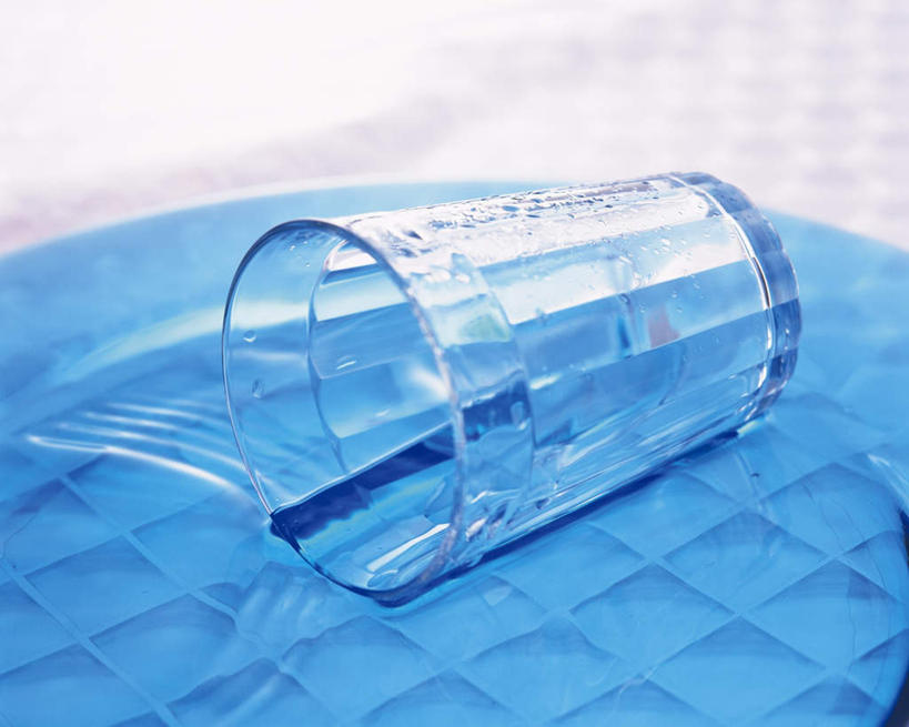 无人,横图,俯视,室内,特写,白天,水,桌面,桌子,杯子,一排,许多,倒翻,阴影,波纹,朦胧,模糊,整齐,透明,反射,木制,瓷砖,地砖,方格,液体,影子,地面,饮用水,玻璃制品,排列,一个,水纹,木制品,水杯,矿泉水,波浪,单个,队列,溢出,蒸馏水,玻璃杯,彩图,高角度拍摄