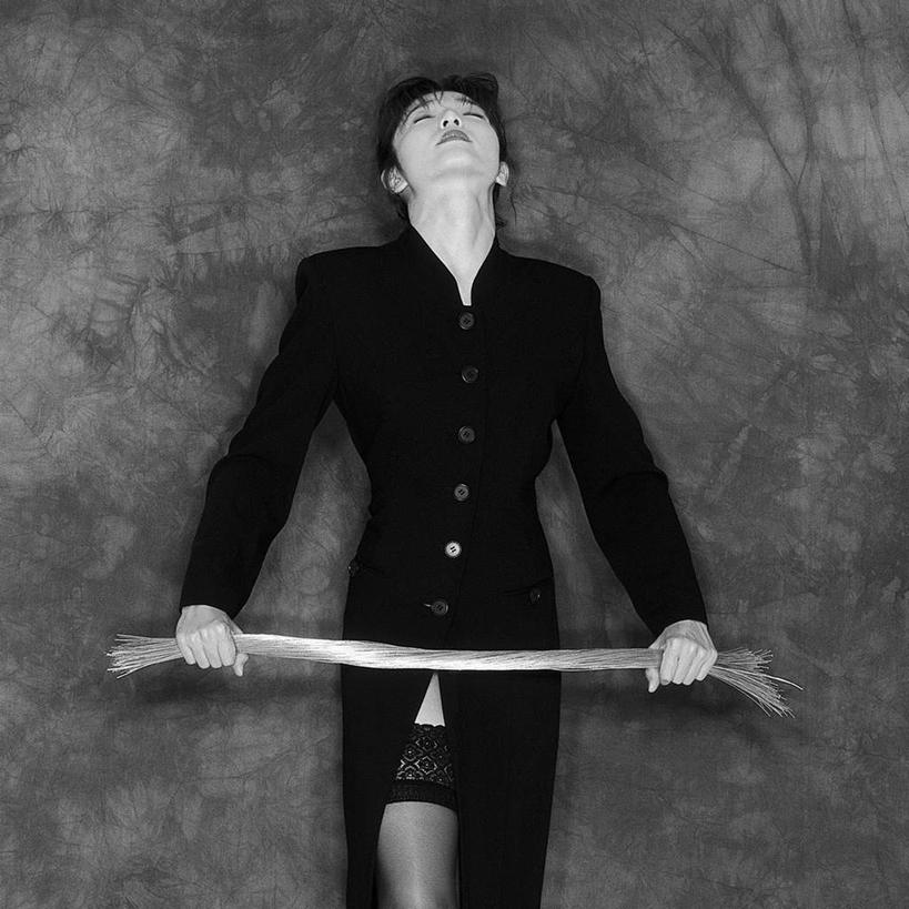 东方人,头发,一个人,站,拉,闭眼,摸,方图,黑白,室内,白天,正面,衬衫,亚洲,仅一个年轻女性,仅一个女性,仅一个人,一根,抚摸,握,缠绕,墙,拿,拿着,黄种人,袜子,墙壁,墙面,黑色,绳子,靠,靠着,倚靠,站着,网袜,线绳,握着,绳索,扯,倚着,年轻女性,女人,女性,亚洲人,长发,闭眼睛,闭着眼,闭着眼睛,触摸,接触,抬头,仰头,站立,半身,衬衣