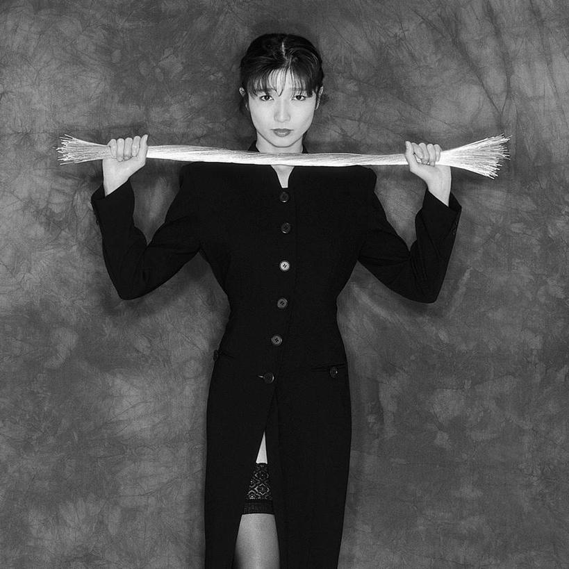 东方人,头发,一个人,站,拉,举,摸,方图,黑白,室内,白天,正面,衬衫,亚洲,仅一个年轻女性,仅一个女性,仅一个人,一根,抚摸,握,缠绕,墙,拿,拿着,注视,黄种人,袜子,墙壁,墙面,黑色,绳子,观察,看,靠,靠着,托,倚靠,站着,网袜,线绳,握着,观看,绳索,扯,察看,倚着,关注,年轻女性,女人,女性,亚洲人,长发,触摸,接触,举起,举手,举着,抬头,向上举,向上伸,向上托,仰头,站立,半身,衬衣