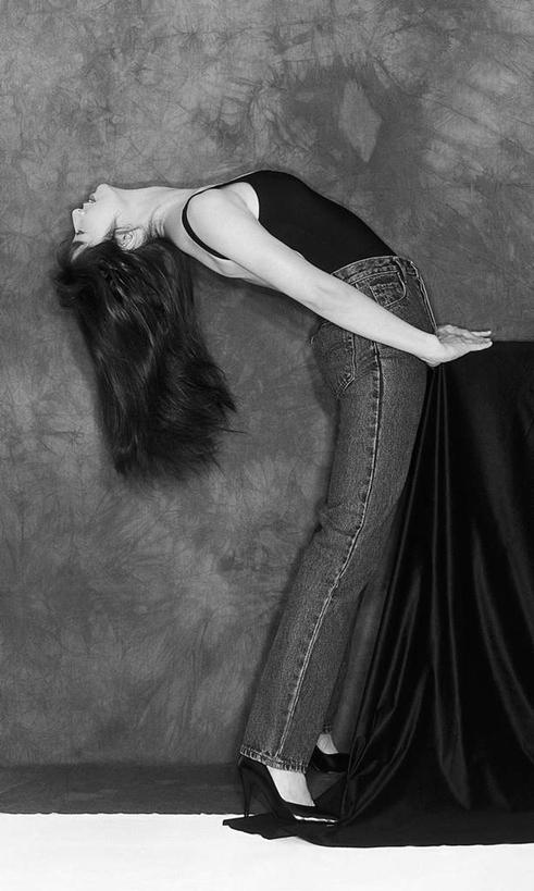 东方人,头发,一个人,站,摸,竖图,黑白,室内,白天,侧面,高跟鞋,鞋子,椅子,亚洲,仅一个年轻女性,仅一个女性,仅一个人,一把,一双,撑,抚摸,弯腰,阴影,内衣,裤子,反射,瓷砖,地砖,影子,木椅,地面,注视,牛仔裤,黄种人,衣服,黑色,扶,观察,看,站着,观看,察看,下腰,撑着,关注,弯身,年轻女性,女人,女性,亚洲人,长发,触摸,接触,抬头,仰头,站立,全身