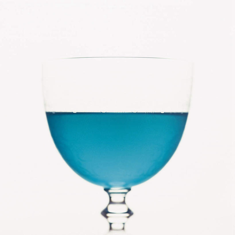 无人,方图,室内,特写,白天,白色背景,正面,桌面,杯子,阴影,反射,高脚杯,液体,影子,红酒杯,伏特加,一杯,玻璃制品,酒,蓝色,酒杯,摄影,影棚,玻璃杯,彩图,影棚拍摄,拍摄