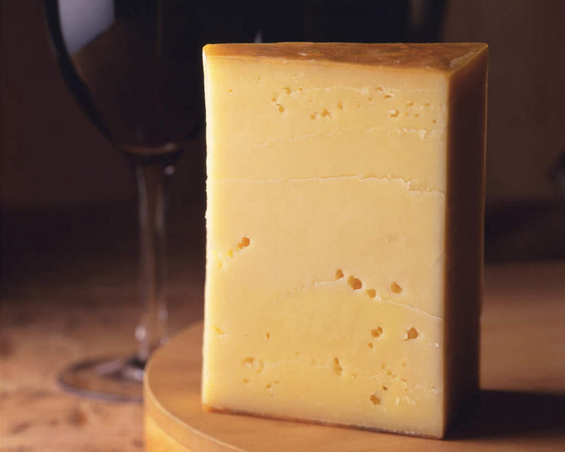 奶酪,无人,横图,俯视,室内,特写,白天,烹饪,西餐,桌面,桌子,一块,切开,阴影,反射,木制,影子,干酪,起司,料理,食品,芝士,营养,切块,菜肴,美食,食物,木制品,切,乳酪,西式,佳肴,乳制品,发酵,剖面,切面,高达奶酪,豪达奶酪,彩图,高角度拍摄