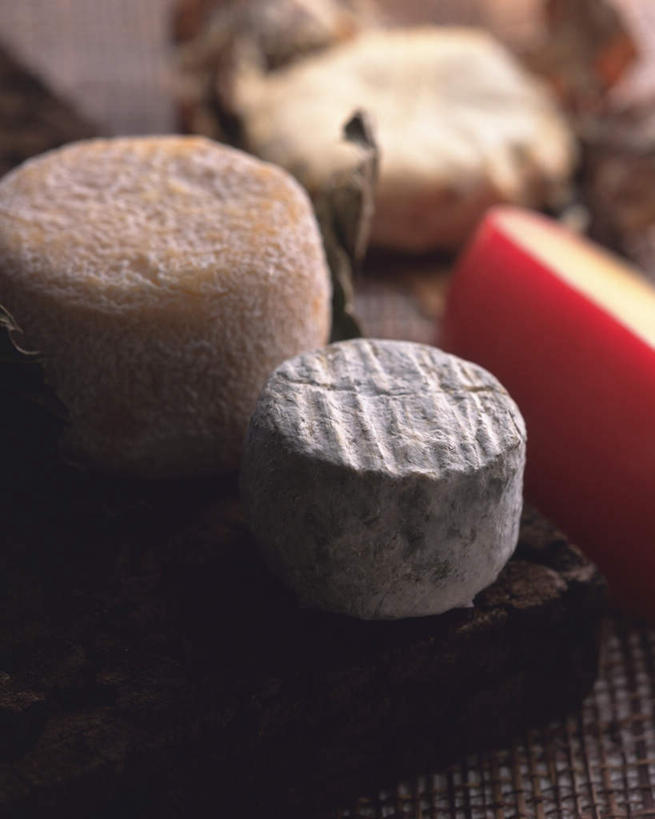 奶酪,无人,竖图,俯视,室内,特写,白天,烹饪,西餐,桌面,桌子,三块,切开,阴影,朦胧,模糊,反射,木制,影子,干酪,起司,料理,食品,芝士,营养,切块,菜肴,美食,食物,木制品,切,乳酪,西式,佳肴,乳制品,发酵,剖面,切面,爱达姆干酪,红波奶酪,红波芝士,彩图,高角度拍摄