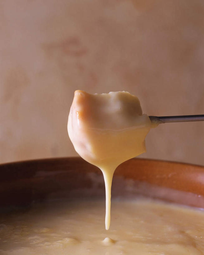 奶酪,无人,竖图,俯视,室内,特写,白天,烹饪,西餐,桌面,桌子,切开,阴影,反射,木制,影子,干酪,起司,料理,食品,芝士,营养,切块,菜肴,美食,食物,木制品,切,乳酪,西式,佳肴,乳制品,发酵,剖面,切面,奶酪火锅,彩图,高角度拍摄