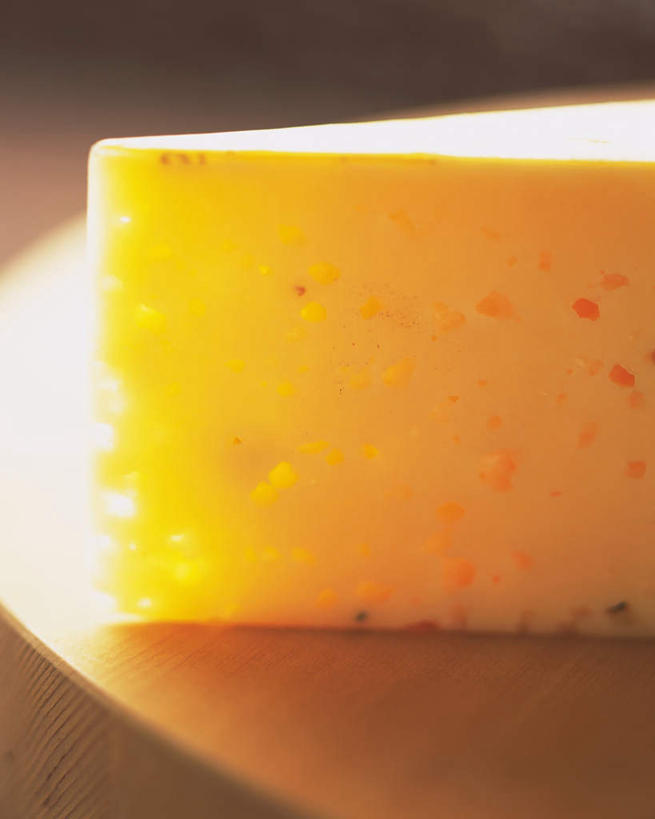 奶酪,无人,竖图,俯视,室内,特写,白天,烹饪,西餐,桌面,桌子,切开,阴影,反射,光线,木制,影子,干酪,起司,料理,食品,芝士,营养,切块,菜肴,美食,食物,阳光,木制品,切,乳酪,西式,佳肴,乳制品,发酵,剖面,切面,高达奶酪,豪达奶酪,彩图,高角度拍摄