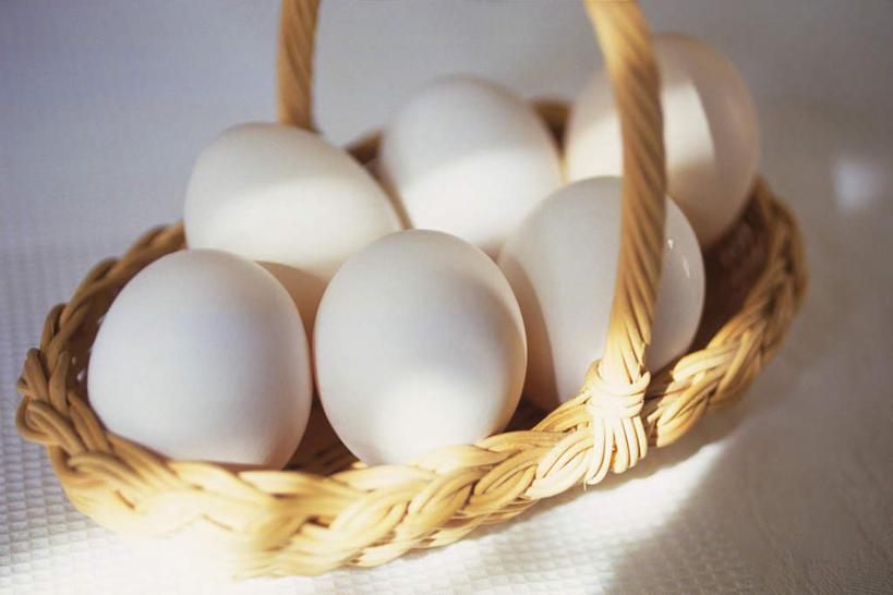 无人,横图,俯视,室内,特写,白天,白色背景,桌面,一排,许多,阴影,整齐,编织,光线,篮子,椭圆,影子,蛋,鸭蛋,排列,一个,黄色,白色,阳光,摄影,影棚,单个,队列,卵,鸭卵,彩图,高角度拍摄,影棚拍摄,拍摄