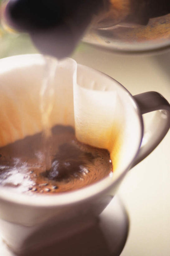 咖啡,无人,竖图,俯视,室内,特写,白天,幸福,水,桌面,杯子,餐具,倒,握,阴影,飞溅,朦胧,模糊,溅,光线,瓷器,碟子,壶,盘,液体,影子,水滴,咖啡杯,陶瓷制品,一杯,拿,拿着,娱乐,水壶,水珠,饮料,一个,阳光,盘子,茶壶,碟,享受,休闲,温馨,放松,乐趣,冲,握着,单个,提神,舒适,喷洒,瓷杯,醒脑,软饮料,彩图,高角度拍摄