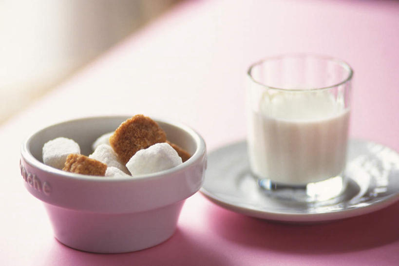 牛奶,无人,横图,俯视,室内,特写,白天,早餐,桌面,餐具,一堆,许多,阴影,堆叠,堆积,朦胧,模糊,光线,碟子,盘,影子,调料,糖,褐色,饮品,调味品,一杯,营养,调味料,方糖,饮料,粉色,白色,阳光,盘子,碟,碗,早点,堆,乳制品,奶,安神,半方糖,白方糖,彩图,高角度拍摄