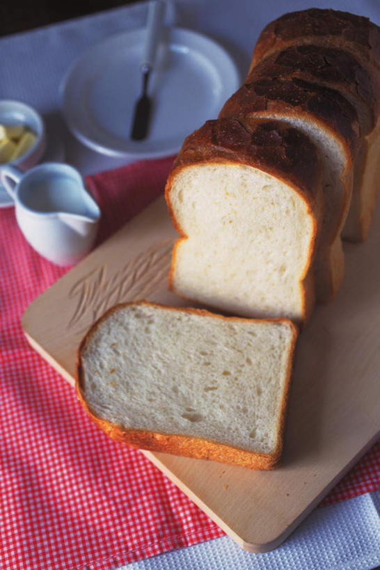 点心,面包,无人,竖图,俯视,室内,特写,白天,早餐,桌面,杯子,餐具,一排,许多,切开,阴影,整齐,光线,碟子,盘,影子,勺子,食品,面点,案板,砧板,食物,糕点,排列,一个,黄色,红色,阳光,盘子,水杯,调羹,碟,汤匙,切,早点,餐布,单个,队列,剖面,切面,茶杯,彩图,高角度拍摄