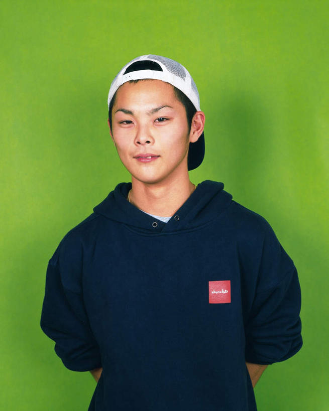 东方人,一个人,站,笑,微笑,竖图,室内,白天,正面,帽子,亚洲,仅一个男性,仅一个人,绿色背景,服装,注视,休闲装,黄种人,运动帽,仅一个年轻男性,衣服,观察,看,站着,休闲,休闲服,鸭舌帽,摄影,服饰,影棚,观看,察看,关注,背手,男人,男性,年轻男性,亚洲人,站立,半身,彩图,影棚拍摄,拍摄