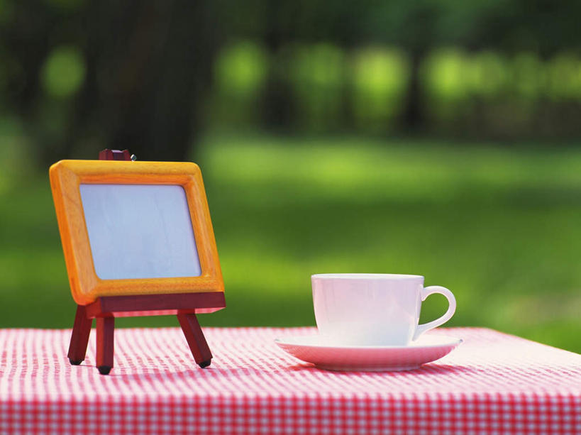 无人,横图,室外,白天,正面,草地,草坪,树林,植物,餐桌,桌子,杯子,餐具,朦胧,模糊,布料,瓷器,碟子,盘,咖啡杯,陶瓷制品,布纹,桌布,草,树,树木,一个,绿色,自然,盘子,餐巾,黑板,碟,台布,教学,生长,单个,成长,餐台,瓷杯,底座,耐磨,教学黑板,彩图