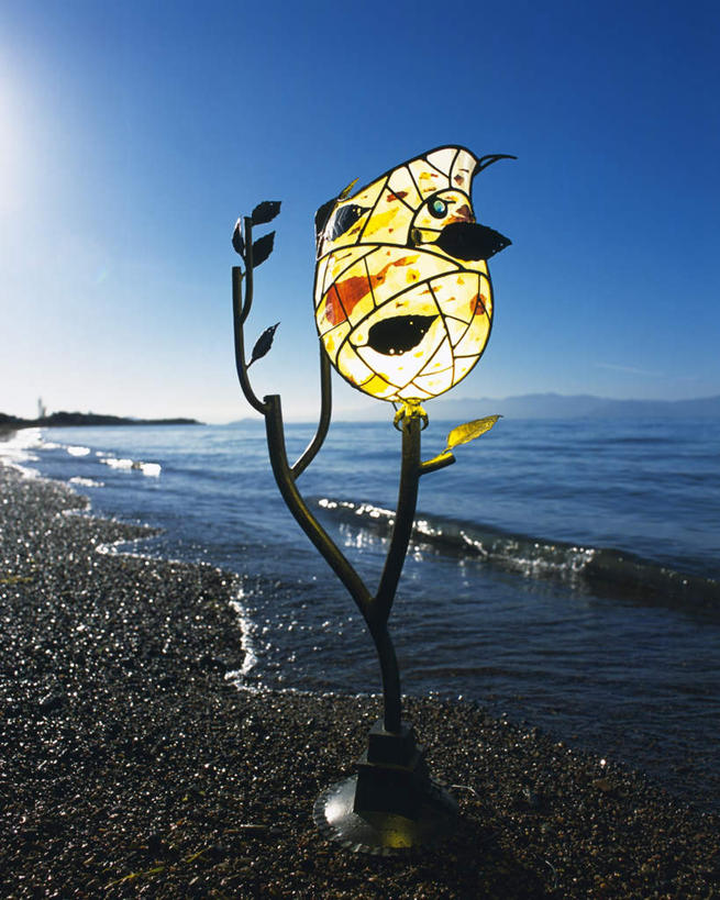 无人,竖图,室外,白天,仰视,海浪,海洋,沙滩,路灯,照明,雕塑,艺术,装饰,雕刻,雕像,沙子,海岸,浪花,灯光,沙地,灯,蓝色,蓝天,天空,海水,工艺品,天,晴朗,纪念,华丽,修饰,照亮,美术,点缀,照明设备,主题,陈列,海景,万里无云,功能,美学,衬托,美观,雅致,雅观,漆雕,大海,风浪,海,海水的波动,海滩,近岸浪,涌浪,晴空,晴空万里,彩图,低角度拍摄