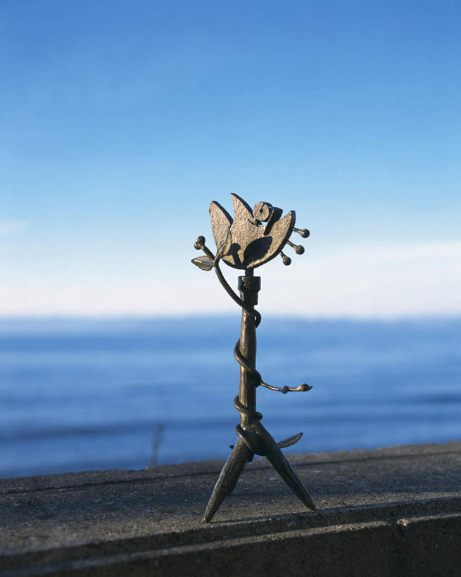 无人,竖图,室外,白天,仰视,沙滩,金属制品,雕塑,朦胧,模糊,艺术,装饰,金属,雕刻,雕像,沙子,海岸,水平线,辽阔,地面,海平线,沙地,架子,一个,蓝色,蓝天,天空,工艺品,天,广阔,晴朗,单个,纪念,工艺,一望无际,美术,主题,陈列,万里无云,功能,美学,漆雕,无边无际,一马平川,海滩,晴空,晴空万里,彩图,低角度拍摄,水天相接,水天一线