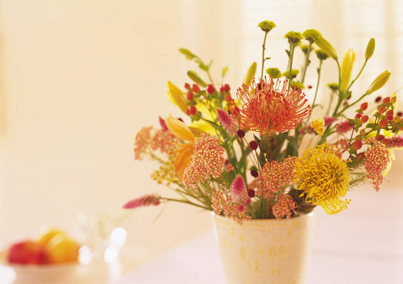 无人,横图,室内,白天,正面,桌子,郁金香,花瓶,许多,朦胧,模糊,盛开,陶瓷,陶瓷制品,花蕾,花,花瓣,花朵,鲜花,瓶子,花苞,花蕊,青葙,草原烽火,鸡冠苋,昆仑草,萋蒿,野鸡冠,郁香,洋荷花,草麝香,彩图