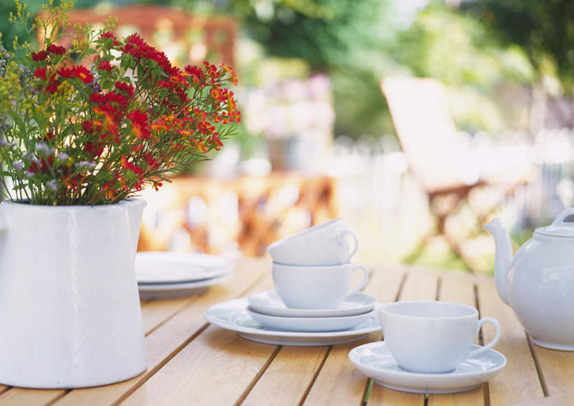 无人,横图,室外,白天,正面,快乐,幸福,树林,植物,桌子,杯子,餐具,花瓶,朦胧,模糊,盛开,碟子,盘,陶瓷,玛格丽特,咖啡杯,陶瓷制品,花蕾,雏菊,花,花瓣,花朵,鲜花,树,树木,绿色,自然,盘子,茶壶,瓶子,碟,花苞,花蕊,菊花,活力,生长,成长,希望,坚强,和平,离别,延命菊,幸福花,春菊,马兰头花,蜡菊,暗恋,纯情,单恋,麦秆菊,天真,彩图,愉快