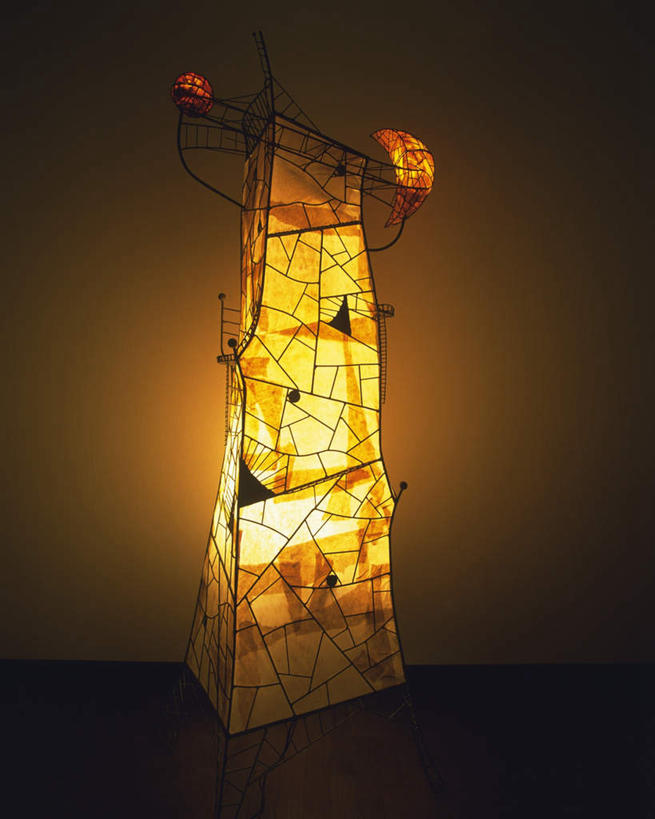 无人,竖图,室内,白天,正面,静物,金属制品,照明,艺术,发光,金属,墙,灯光,地面,架子,墙壁,墙面,灯,一个,灯具,单个,工艺,照亮,美术,照明设备,彩图