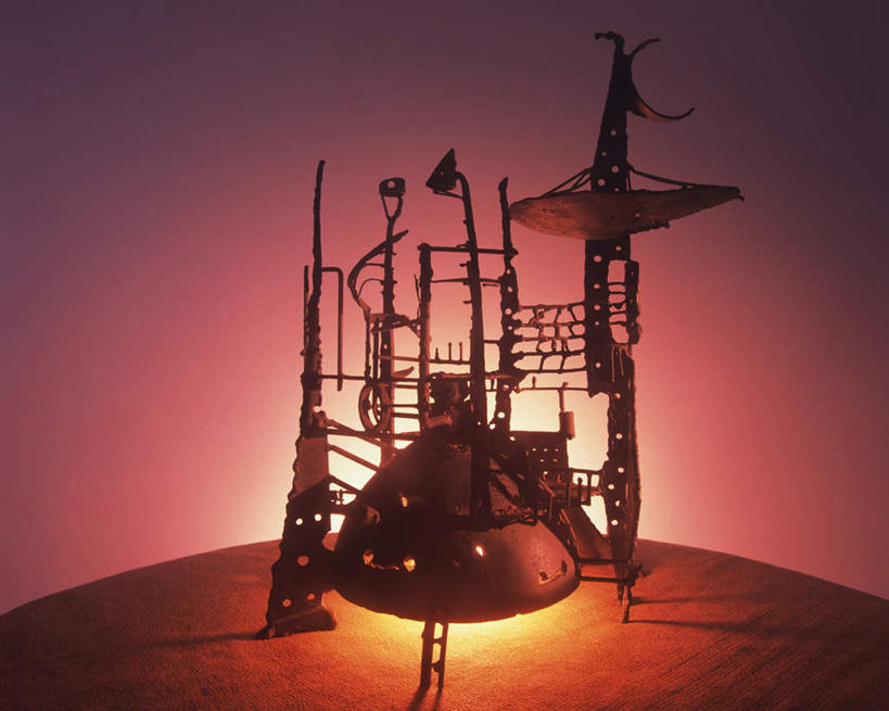 无人,横图,室内,特写,白天,正面,静物,金属制品,照明,红色背景,艺术,发光,金属,灯光,架子,灯,灯具,摄影,影棚,工艺,照亮,美术,照明设备,彩图,影棚拍摄,拍摄