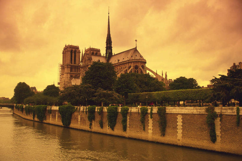 无人,教堂,栏杆,横图,室外,白天,正面,旅游,度假,河流,名胜古迹,树林,水,植物,标志建筑,地标,建筑,法国,巴黎,巴黎圣母院,欧洲,遗迹,河水,水流,云,云朵,围栏,云彩,古迹,文物,娱乐,建设,古建筑,护栏,树,树木,蓝色,绿色,白云,蓝天,天空,自然,天,享受,休闲,旅游胜地,放松,生长,晴朗,成长,哥特式,基督教,塞纳河,古文明,哥特式建筑,巴黎圣母院大教堂,晴空,彩图