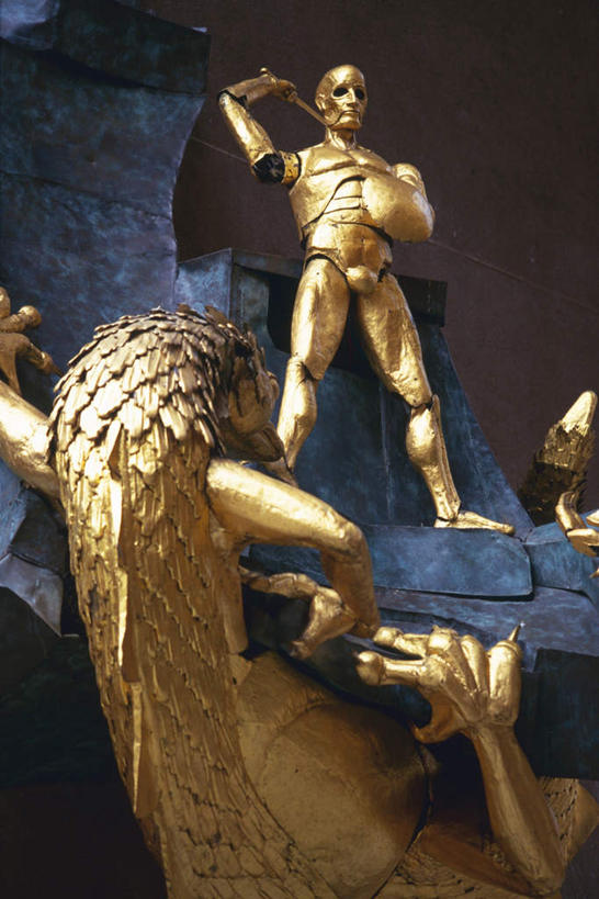 一个人,无人,站,竖图,室外,白天,仰视,旅游,度假,名胜古迹,标志建筑,地标,建筑,雕塑,法国,巴黎,欧洲,仅一个人,遗迹,艺术,装饰,龙,雕刻,雕像,古迹,文物,娱乐,建设,古建筑,黄金,工艺品,站着,享受,休闲,金色,旅游胜地,放松,纪念,战士,美术,镀金,主题,图腾,陈列,古文明,法兰西共和国,功能,美学,法兰西第五共和国,兵士,勇士,站立,半身,彩图,低角度拍摄