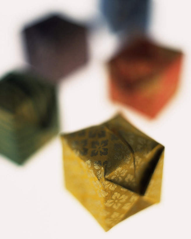 无人,竖图,俯视,室内,特写,白天,白色背景,桌面,静物,五个,许多,阴影,朦胧,模糊,艺术,反射,影子,折纸,纸盒,纸艺,手工艺品,正方体,文化,盒子,黄色,包装盒,工艺品,橙色,摄影,影棚,高雅,工艺折纸,自信心,品位,彩图,高角度拍摄,影棚拍摄,拍摄