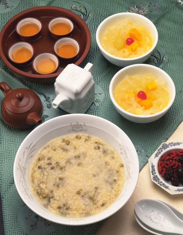 无人,竖图,俯视,室内,特写,白天,幸福,植物,茶,桌子,樱桃,静物,布料,勺子,陶瓷,茶叶,果实,草药,药草,陶瓷制品,布纹,娱乐,中药,桌布,餐巾,茶壶,容器,调羹,台布,汤匙,碗,享受,休闲,温馨,黄桃,放松,乐趣,储藏,枸杞子,枸杞,银耳,提神,舒适,储存,醒脑,药材,中草药,绿豆汤,中药材,本草,苟起子,枸杞豆,枸杞果,血杞子,樱珠,莺桃,英桃,楔桃,牛桃,荆桃,彩图,高角度拍摄,贮存