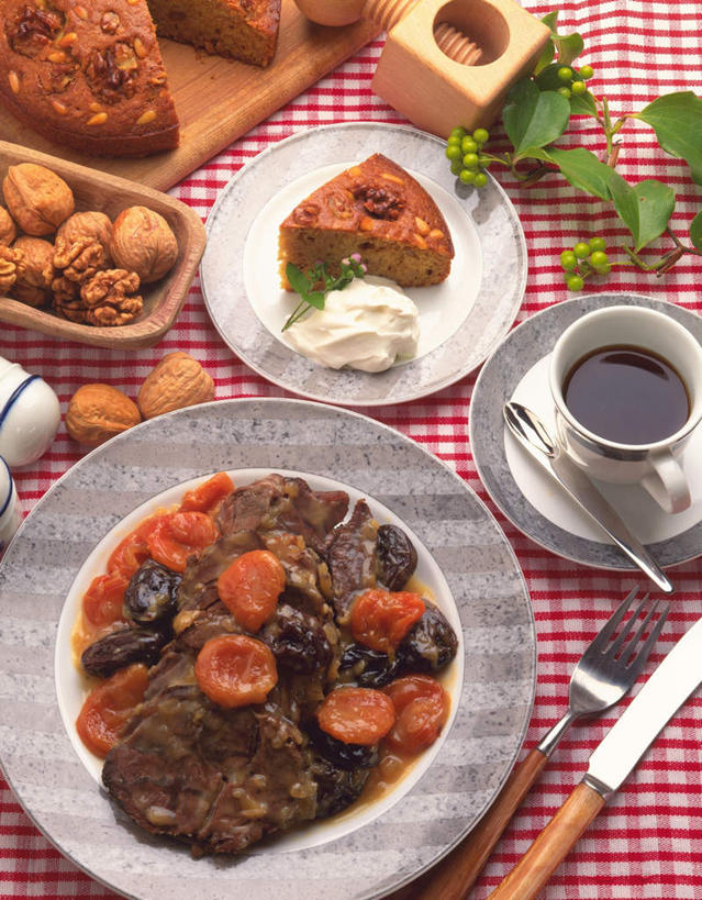 点心,面包,咖啡,无人,竖图,俯视,室内,特写,白天,幸福,桌子,杏,餐具,叶子,布料,叉子,碟子,盘,核桃,肉,牛肉,食品,坚果,面点,果实,绿叶,布纹,娱乐,肉类,桌布,食物,糕点,饮料,盘子,餐巾,碟,台布,刀,干果,享受,休闲,温馨,嫩叶,放松,乐趣,提神,舒适,醒脑,肉食,西梅,餐叉,胡桃,软饮料,羌桃,叶,叶片,进餐用具,彩图,高角度拍摄