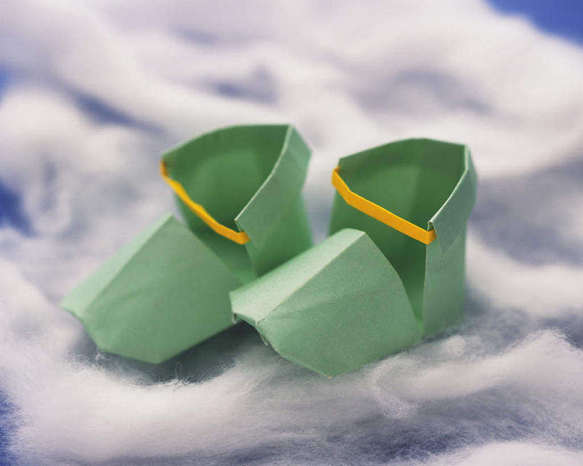 无人,横图,俯视,室内,特写,白天,农作物,桌面,静物,鞋子,一双,阴影,蓝色背景,柔软,艺术,反射,影子,折纸,纸艺,手工艺品,棉花,文化,纺织,绿色,工艺品,健康,温暖,摄影,影棚,纤维,高雅,工艺折纸,自信心,品位,柔和,暖和,彩图,高角度拍摄,影棚拍摄,拍摄