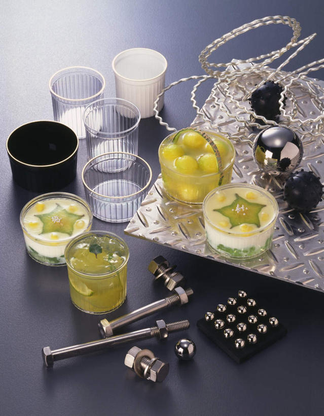 点心,无人,竖图,俯视,室内,特写,白天,餐桌,桌子,杯子,金属制品,许多,阴影,反射,金属,工具,影子,食品,甜点,甜品,玻璃制品,食物,排列,水杯,垫子,果冻,甜食,零食,球体,餐台,螺丝刀,起子,螺母,螺栓,啫喱,润滑油,摆列,玻璃杯,彩图,高角度拍摄,布列,分列