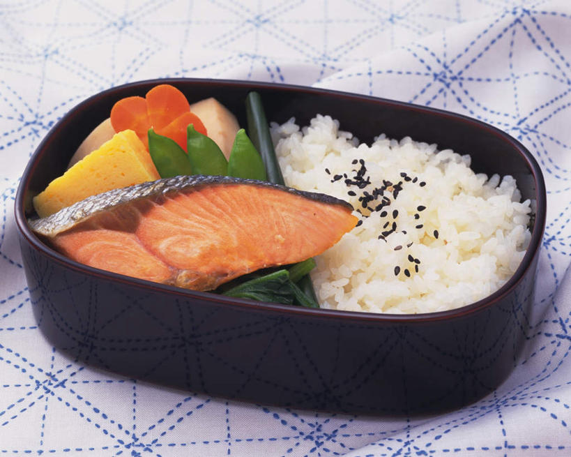 盒饭,米饭,三文鱼,奶酪,无人,横图,俯视,室内,特写,白天,烹饪,植物,餐桌,桌子,鲑鱼,萝卜,胡萝卜,蔬菜,新鲜,便当,布料,豆类,豆子,豌豆,芝麻,干酪,起司,食品,饮品,饭,芝士,营养,布纹,荷兰豆,菜肴,美食,桌布,食物,餐巾,台布,乳酪,便捷,佳肴,有机食品,绿色食品,便当盒,餐台,大马哈鱼,五谷,便利,乳制品,发酵,雪豆,豆科,撒蒙鱼,萨门鱼,冰海之皇,鲑,快捷,脂麻,胡麻,白麻,巨胜子,寒豆,毕豆,麻累,国豆,小寒豆,麦豌豆,油麻,弁当,起士,红萝卜,甘荀,彩图,高角度拍摄