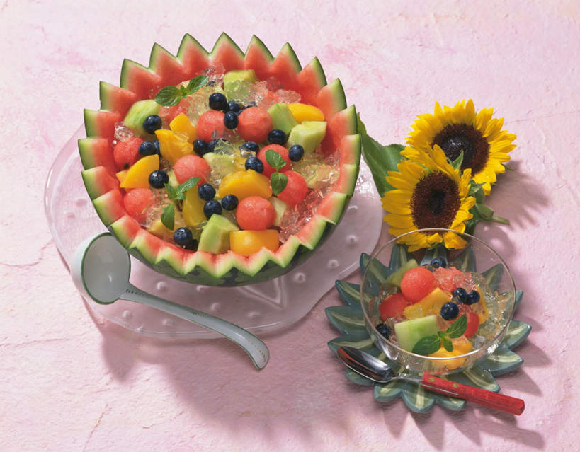 无人,横图,俯视,室内,特写,白天,爱情,幸福,太阳,餐桌,桌子,向日葵,草莓,浆果,蓝莓,西瓜,餐具,水果,阴影,新鲜,盛开,反射,碟子,盘,影子,勺子,生食,食品,果实,花蕾,花,花瓣,花朵,鲜花,食物,两朵,盘子,碟,花苞,花蕊,有机食品,绿色食品,餐台,水果派,光辉,沉默,忠诚,勇敢,投缘,爱慕,高傲,朝阳花,葵花,望日莲,向阳花,转日莲,洋莓,水果皇后,山都柿,蓝浆果,蓝靛果,红莓,寒瓜,地莓,彩图,高角度拍摄