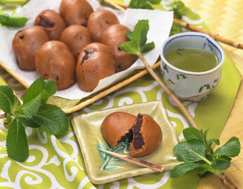 点心,无人,横图,俯视,室内,特写,白天,餐桌,桌子,杯子,叶子,一排,许多,整齐,装饰,布料,瓷器,食品,甜点,甜品,绿叶,陶瓷制品,布纹,馅饼,桌布,食物,糕点,排列,餐巾,垫子,台布,甜食,花茶,嫩叶,餐台,华丽,修饰,点缀,队列,瓷杯,豆沙,衬托,美观,雅致,雅观,叶,叶片,彩图,高角度拍摄