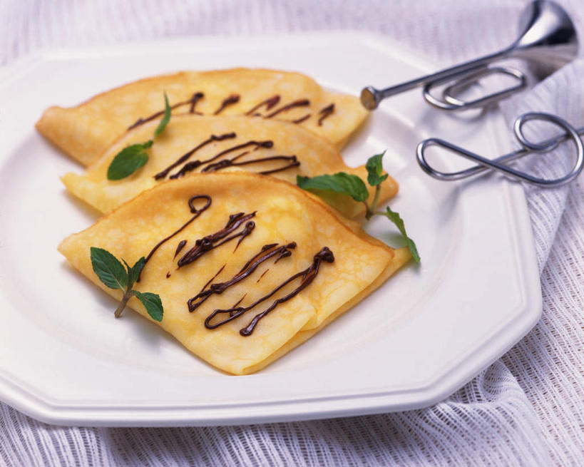 点心,无人,横图,俯视,室内,特写,白天,烹饪,餐桌,桌子,餐具,叶子,装饰,布料,碟子,盘,食品,甜点,甜品,绿叶,布纹,菜肴,美食,桌布,食物,糕点,三个,盘子,餐巾,碟,台布,甜食,嫩叶,佳肴,餐台,华丽,修饰,点缀,号角,薄饼,衬托,美观,雅致,雅观,叶,叶片,彩图,高角度拍摄