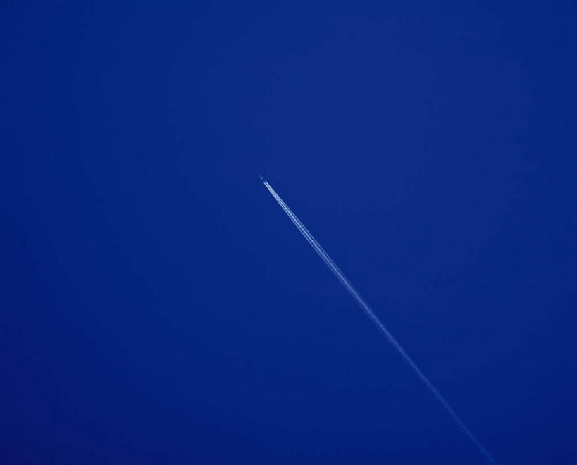 无人,横图,室外,特写,白天,仰视,烟雾,蓝色,蓝天,天空,天,晴朗,污染,废气,飞机尾迹,尾迹云,机尾云,飞机拉烟,云带,尾迹,万里无云,机尾迹,飞机尾气,晴空,晴空万里,彩图,低角度拍摄