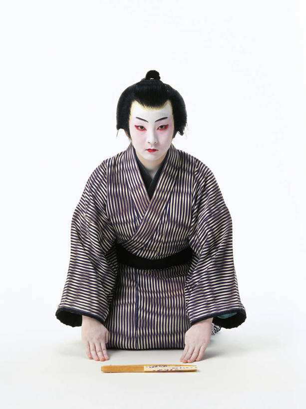 东方人,一个人,演员,电影明星,坐,竖图,室内,白天,白色背景,正面,民族服装,化妆,美容,日本,亚洲,仅一个男性,仅一个人,表演,跪拜,护肤,和服,注视,黄种人,扮演,仅一个年轻男性,看,保养,享受,休闲,放松,保健,摄影,服饰,影棚,观看,演出,关注,东亚,养颜,吴服,唐草,唐花,唐锦,日本国,男人,男性,年轻男性,亚洲人,影视明星,坐着,彩图,全身,影棚拍摄,传统服装,民俗服,拍摄,歌舞伎