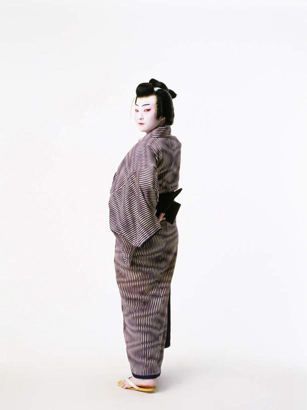 东方人,一个人,演员,电影明星,站,竖图,室内,白天,白色背景,侧面,民族服装,化妆,美容,日本,亚洲,仅一个男性,仅一个人,表演,护肤,和服,注视,黄种人,扮演,仅一个年轻男性,看,站着,保养,享受,休闲,放松,保健,摄影,服饰,转身,影棚,观看,演出,关注,东亚,养颜,吴服,唐草,唐花,唐锦,日本国,男人,男性,年轻男性,亚洲人,影视明星,站立,彩图,全身,影棚拍摄,传统服装,民俗服,拍摄,歌舞伎