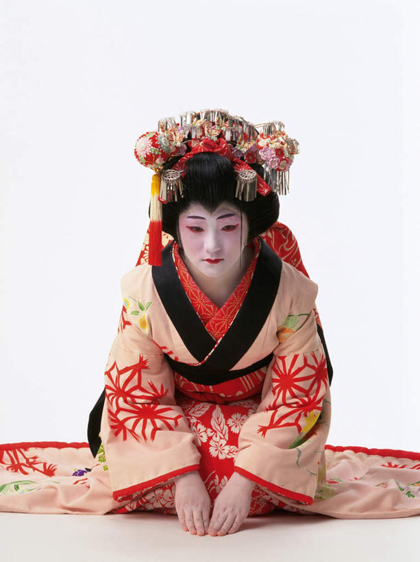 东方人,一个人,演员,电影明星,坐,竖图,室内,白天,白色背景,正面,民族服装,化妆,美容,日本,亚洲,仅一个男性,仅一个人,表演,跪拜,护肤,和服,注视,黄种人,扮演,仅一个年轻男性,低头,看,保养,享受,休闲,放松,保健,摄影,服饰,影棚,观看,演出,关注,东亚,养颜,吴服,唐草,唐花,唐锦,日本国,男人,男性,年轻男性,亚洲人,影视明星,坐着,彩图,全身,影棚拍摄,传统服装,民俗服,拍摄,歌舞伎