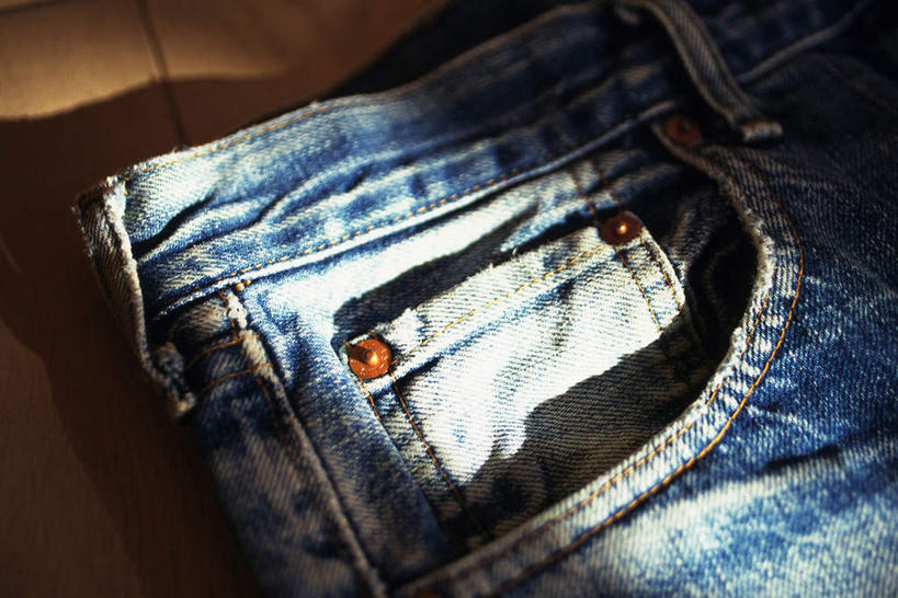 无人,横图,俯视,室内,特写,白天,地板,桌面,静物,一条,阴影,裤子,反射,影子,地面,牛仔裤,木地板,彩图,高角度拍摄