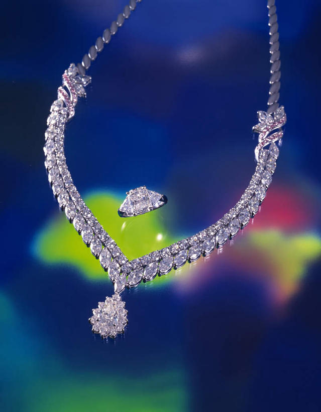 无人,竖图,俯视,室内,特写,白天,爱情,奢侈,静物,项链,珠宝,一条,阴影,蓝色背景,朦胧,模糊,反射,矿石,影子,美丽,钻石,装饰品,饰品,首饰,典雅,金刚石,昂贵,坚硬,贵重,宝石,高贵,坚定,信念,约定,宝贵,彩图,高角度拍摄