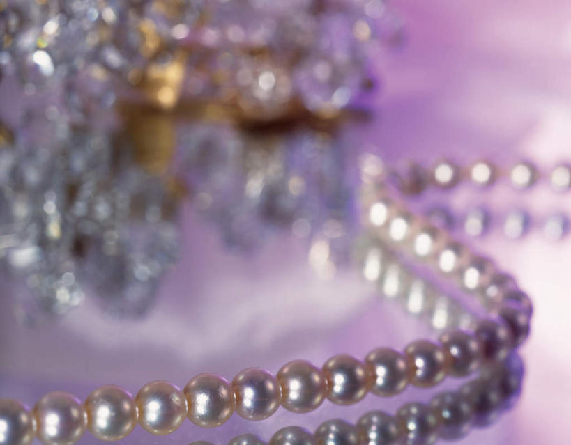 无人,横图,俯视,室内,特写,白天,幸福,纯洁,桌面,桌子,静物,项链,一条,许多,阴影,朦胧,模糊,透明,反射,影子,珍珠,串,装饰品,粉色,饰品,首饰,健康,贵重,珍贵,富有,宝贵,有机宝石,彩图,高角度拍摄