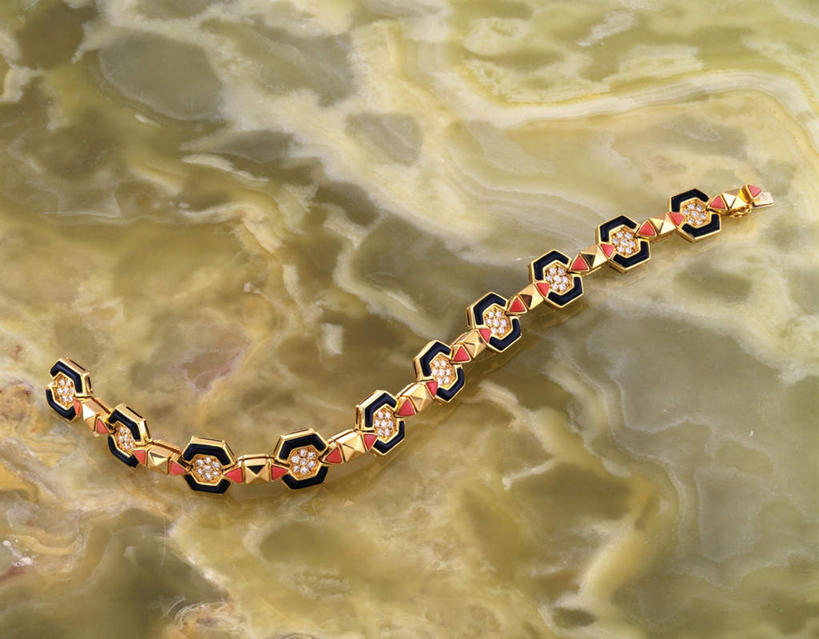 无人,横图,俯视,室内,特写,白天,桌子,静物,珠宝,一根,一排,阴影,花纹,整齐,反射,纹路,影子,美丽,装饰品,排列,饰品,手链,首饰,金色,典雅,队列,高贵,彩图,高角度拍摄