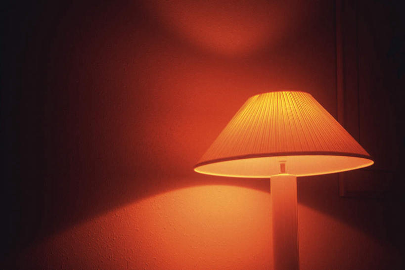 无人,横图,俯视,室内,特写,白天,卧室,静物,照明,阴影,反射,光线,影子,墙,灯光,墙壁,墙面,灯,灯具,落地灯,照亮,照明设备,一盏,彩图,高角度拍摄,睡房,卧房