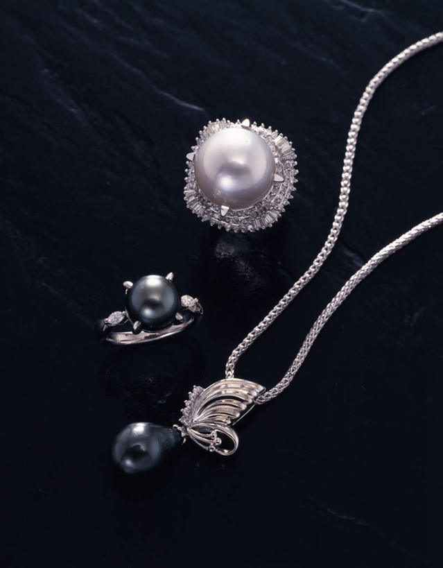 无人,竖图,俯视,室内,特写,白天,爱情,奢侈,幸福,纯洁,桌子,静物,项链,珠宝,白金,阴影,黑色背景,反射,金属,矿石,影子,珍珠,浪漫,美丽,钻石,装饰品,三个,戒指,饰品,首饰,健康,典雅,恩爱,摄影,影棚,金刚石,昂贵,坚硬,信物,贵重,珍贵,宝石,富有,权利,高贵,坚定,信念,贵金属,手饰,约定,宝贵,有机宝石,铂金,彩图,高角度拍摄,影棚拍摄,拍摄