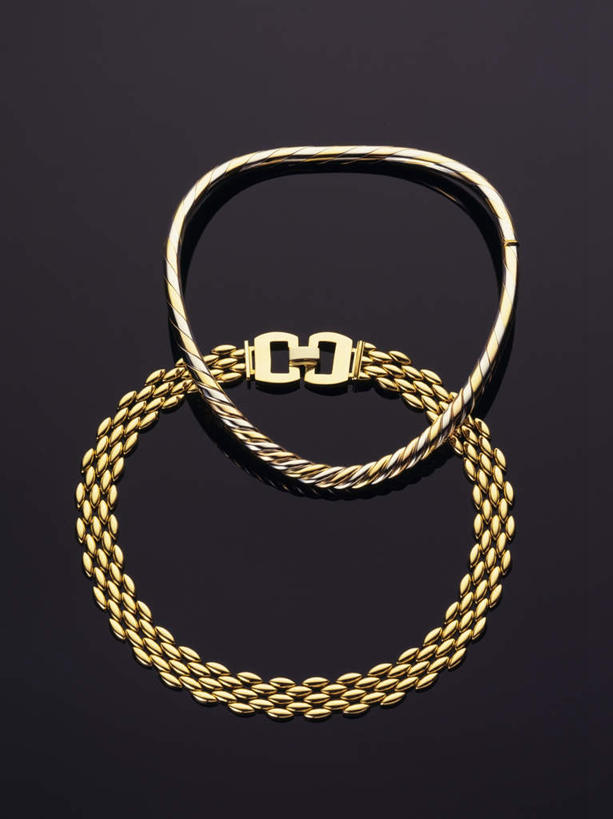 无人,竖图,俯视,室内,特写,白天,桌子,静物,两条,阴影,黑色背景,装饰,反射,影子,大理石,美丽,黄金,装饰品,饰品,手链,首饰,金色,典雅,摄影,影棚,华丽,修饰,点缀,高贵,衬托,美观,雅致,雅观,大理石制品,彩图,高角度拍摄,影棚拍摄,拍摄