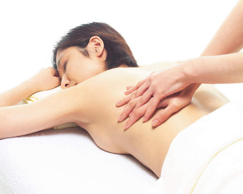 东方人,手,两个人,按摩师,美容师,躺,闭眼,横图,俯视,室内,白天,白色背景,按摩,化妆,美容,床,亚洲,护肤,床单,黄种人,被子,裸露,顾客,趴着,保养,享受,休闲,手部,放松,SPA水疗,保健,温泉浴场,摄影,单人床,影棚,赤裸,被单,裸,养颜,指压,卧着,年轻女性,女人,女性,亚洲人,技师,矿泉疗养地,闭眼睛,闭着眼,闭着眼睛,趴,躺着,卧,半身,彩图,高角度拍摄,影棚拍摄,水疗,推拿,拍摄