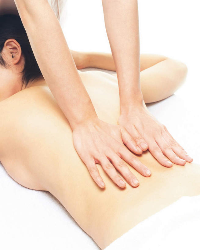 东方人,手,两个人,按摩师,美容师,躺,闭眼,竖图,俯视,室内,白天,白色背景,按摩,化妆,美容,床,亚洲,护肤,床单,黄种人,被子,裸露,顾客,按,趴着,保养,享受,休闲,手部,放松,搭,SPA水疗,保健,温泉浴场,摄影,单人床,影棚,赤裸,被单,搭着,裸,养颜,指压,卧着,年轻女性,女人,女性,亚洲人,技师,矿泉疗养地,闭眼睛,闭着眼,闭着眼睛,趴,躺着,卧,半身,彩图,高角度拍摄,影棚拍摄,水疗,推拿,拍摄