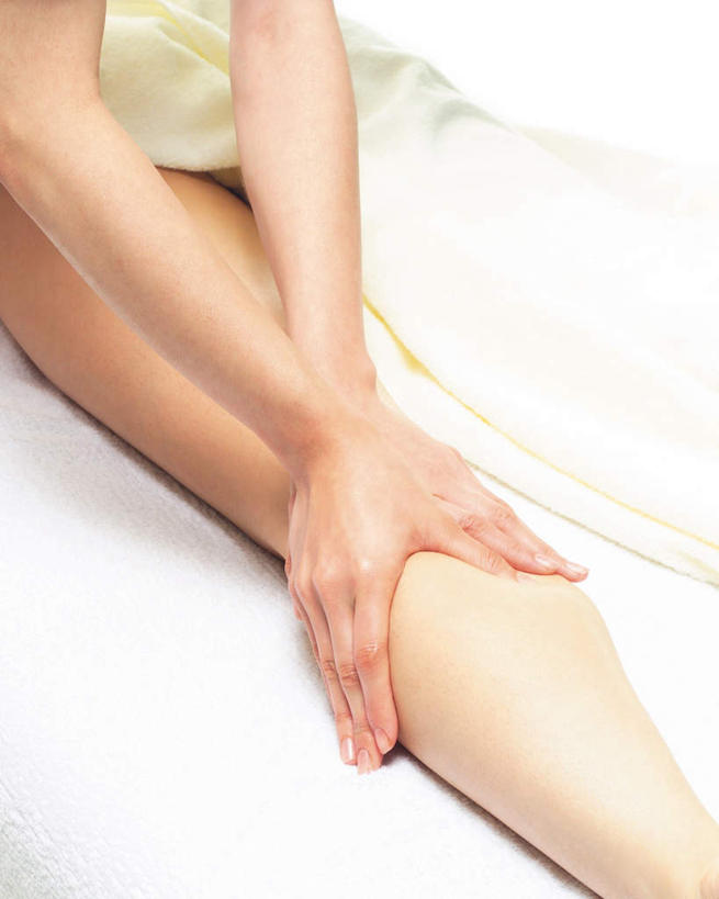 东方人,手,腿部,腿,两个人,按摩师,美容师,躺,竖图,俯视,室内,特写,白天,白色背景,按摩,化妆,美容,床,亚洲,护肤,床单,黄种人,被子,裸露,顾客,按,趴着,保养,享受,休闲,手部,放松,搭,SPA水疗,保健,温泉浴场,摄影,单人床,影棚,赤裸,被单,搭着,裸,养颜,指压,卧着,年轻女性,女人,女性,亚洲人,技师,矿泉疗养地,趴,躺着,卧,半身,彩图,高角度拍摄,影棚拍摄,水疗,推拿,拍摄