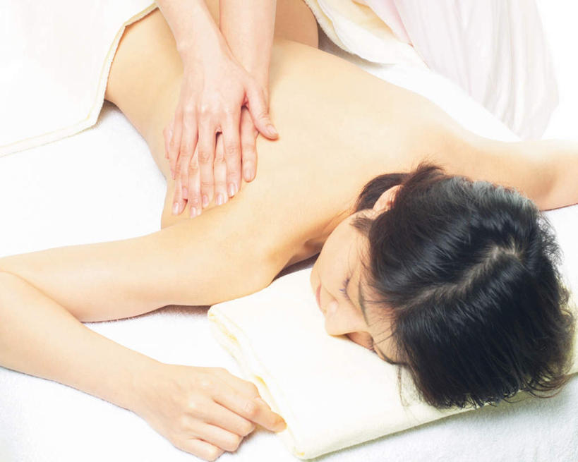 东方人,手,两个人,按摩师,美容师,躺,闭眼,横图,俯视,室内,特写,白天,白色背景,按摩,化妆,美容,床,亚洲,护肤,床单,黄种人,被子,裸露,顾客,按,趴着,保养,享受,休闲,手部,放松,搭,SPA水疗,保健,温泉浴场,摄影,单人床,影棚,赤裸,被单,搭着,裸,养颜,指压,卧着,年轻女性,女人,女性,亚洲人,技师,矿泉疗养地,闭眼睛,闭着眼,闭着眼睛,趴,躺着,卧,半身,彩图,高角度拍摄,影棚拍摄,水疗,推拿,拍摄